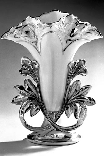 Vue d'ensemble d'un des deux vases. © Yves Sancey / Région Bourgogne-Franche-Comté, Inventaire du patrimoine - 1982