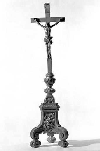 Vue d'ensemble d'une des deux croix d'autel. © Yves Sancey / Région Bourgogne-Franche-Comté, Inventaire du patrimoine - 1982