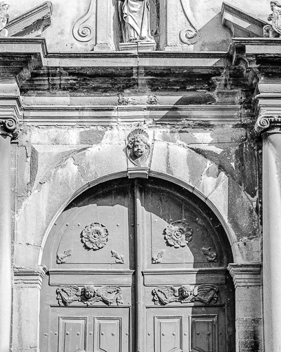 Portail de la façade antérieure :  : partie supérieure. © Yves Sancey / Région Bourgogne-Franche-Comté, Inventaire du patrimoine - 1983