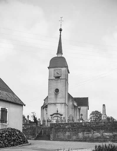 Façade antérieure avec tour-clocher. © Yves Sancey / Région Bourgogne-Franche-Comté, Inventaire du patrimoine - 1983