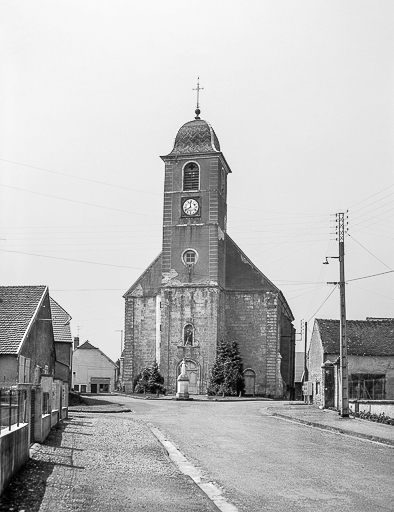 Façade antérieure avec tour-clocher. © Yves Sancey / Région Bourgogne-Franche-Comté, Inventaire du patrimoine - 1983