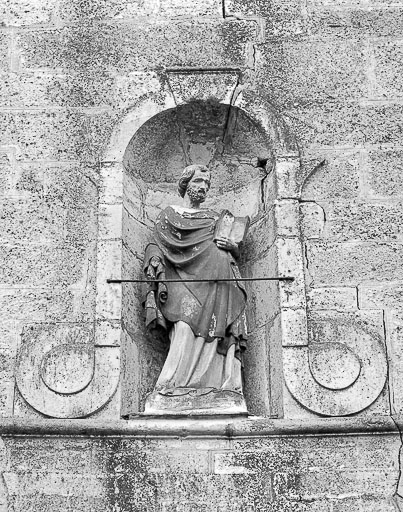 Détail : niche au-dessus du portail d'entrée avec statue en plâtre. © Yves Sancey / Région Bourgogne-Franche-Comté, Inventaire du patrimoine - 1983