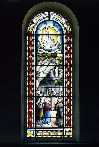 Baie 1 créée par Beyer et Fils aîné en 1897 : Immaculée Conception. Registre supérieur : apparition de la Vierge à Lourdes, bordure de fleurs de lys, registre inférieur : prédication et prières. © Yves Sancey / Région Bourgogne-Franche-Comté, Inventaire du patrimoine - 1986