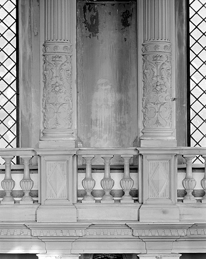 Détail de la balustrade et de la partie inférieure des colonnes de la tribune. © Jérôme Mongreville / Région Bourgogne-Franche-Comté, Inventaire du patrimoine - 1987