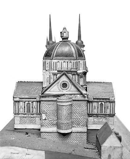 Premier projet pour l'église. Maquette, 1850. Maquette par R.G.I. Wild, d'après les plans de l'architecte Jean-Frédéric Fallot, 1850, échelle 1:200 (conservée au presbytère de l'église Saint-Maimboeuf, Montbéliard). © Jérôme Mongreville / Région Bourgogne-Franche-Comté, Inventaire du patrimoine - 1988