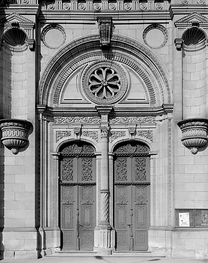 Façade principale, portail. © Jérôme Mongreville / Région Bourgogne-Franche-Comté, Inventaire du patrimoine - 1988