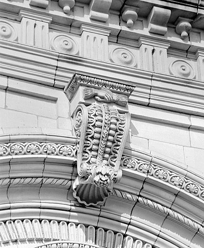 Façade principale, agrafe de l'arc du portail. © Jérôme Mongreville / Région Bourgogne-Franche-Comté, Inventaire du patrimoine - 1988