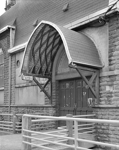 Entrée du gymnase. © Jérôme Mongreville / Région Bourgogne-Franche-Comté, Inventaire du patrimoine - 1988