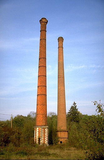 Cheminées d'usine, depuis le sud-ouest. © Laurent Poupard / Région Bourgogne-Franche-Comté, Inventaire du patrimoine - 1988