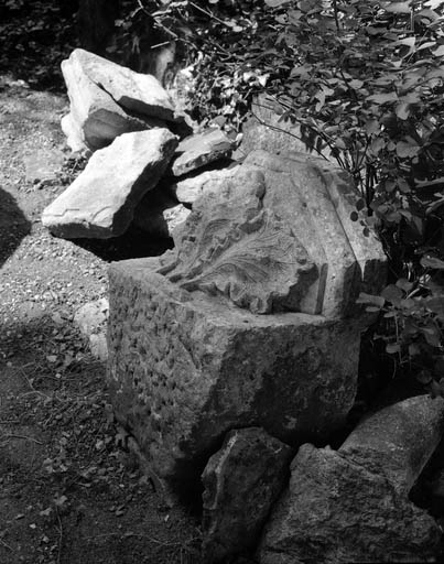 Chapiteau déposé du cloître représentant des feuilles de choux. © Yves Sancey / Région Bourgogne-Franche-Comté, Inventaire du patrimoine, 1988 - 1988