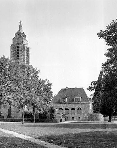 Façade ouest du presbytère et clocher. © Yves Sancey / Région Bourgogne-Franche-Comté, Inventaire du patrimoine - 1989
