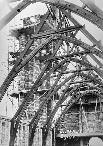 Travaux de construction de l'église, charpente de la nef. © Jérôme  Mongreville (reproduction), Charnotet / Région Bourgogne-Franche-Comté, Inventaire du patrimoine - 1990