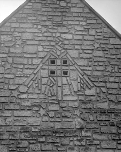 Le décor sur le pignon de la chapelle nord. © Yves Sancey / Région Bourgogne-Franche-Comté, Inventaire du patrimoine - 1990