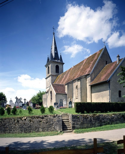 Façade latérale droite et clocher. © Yves Sancey / Région Bourgogne-Franche-Comté, Inventaire du patrimoine - 1990