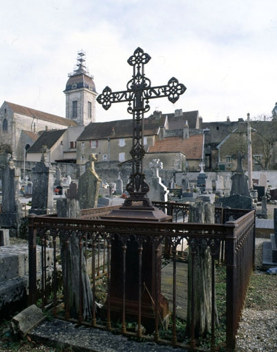 Cimetière : tombeau de Catherine Rochet. © Yves Sancey / Région Bourgogne-Franche-Comté, Inventaire du patrimoine - 1994