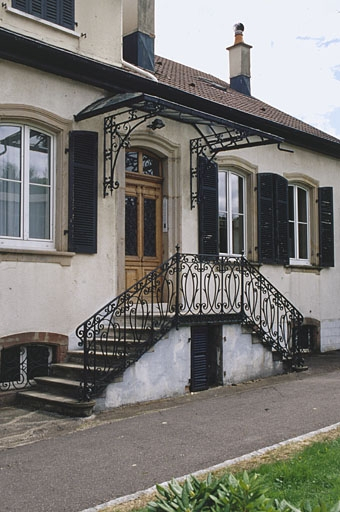 Le perron du logement de contremaître. © Yves Sancey / Région Bourgogne-Franche-Comté, Inventaire du patrimoine - 2000