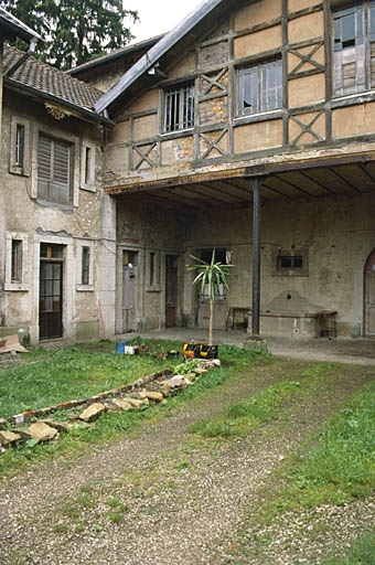 Logement et pignon de l'écurie. © Yves Sancey / Région Bourgogne-Franche-Comté, Inventaire du patrimoine - 2000