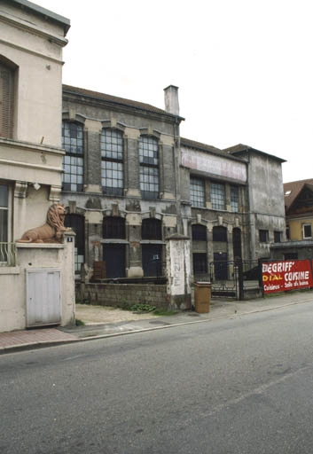 Vue de trois quarts gauche de la façade de l'atelier de fabrication. © Yves Sancey / Région Bourgogne-Franche-Comté, Inventaire du patrimoine - 2000