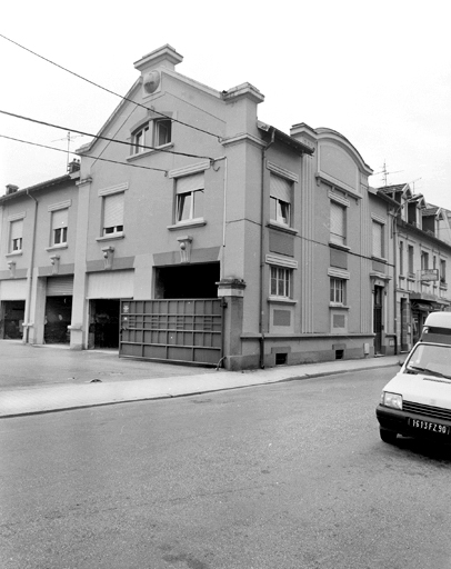 Vue de trois quarts du bâtiment abritant des remises et des logements. © Yves Sancey / Région Bourgogne-Franche-Comté, Inventaire du patrimoine - 2000
