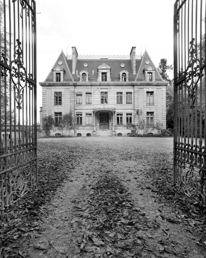 Façade antérieure depuis la grille. © Yves Sancey / Région Bourgogne-Franche-Comté, Inventaire du patrimoine - 2000