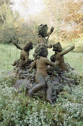 Groupe sculpté dans le parc. © Yves Sancey / Région Bourgogne-Franche-Comté, Inventaire du patrimoine - 2000