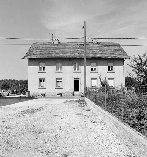 Vue d'ensemble d'un logement ouvrier collectif. © Yves Sancey / Région Bourgogne-Franche-Comté, Inventaire du patrimoine - 2001