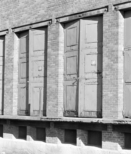 Transformateur : détail des portes métalliques. © Jérôme Mongreville / Région Bourgogne-Franche-Comté, Inventaire du patrimoine - 2001