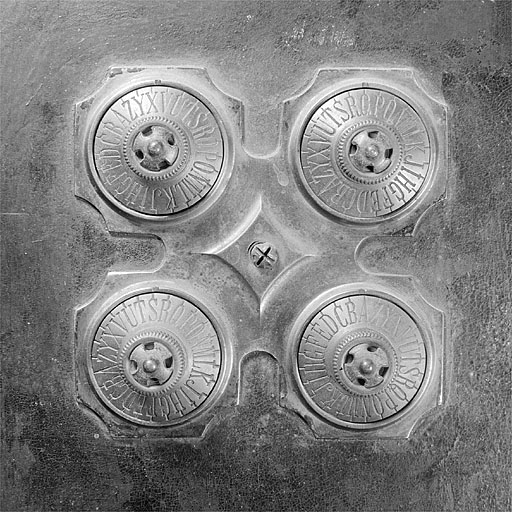 Détail de la serrure à combinaison. Vue de face. © Jérôme Mongreville / Région Bourgogne-Franche-Comté, Inventaire du patrimoine - 2002