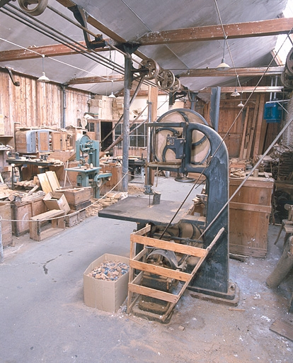 Vue de côté, avec la transmission par courroie. © Yves Sancey / Région Bourgogne-Franche-Comté, Inventaire du patrimoine - 2002