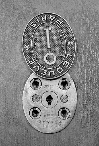 Cache-serrure ouvert. © Yves Sancey / Région Bourgogne-Franche-Comté, Inventaire du patrimoine - 2002