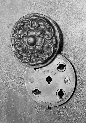 Cache-serrure ouvert. © Yves Sancey / Région Bourgogne-Franche-Comté, Inventaire du patrimoine - 2002