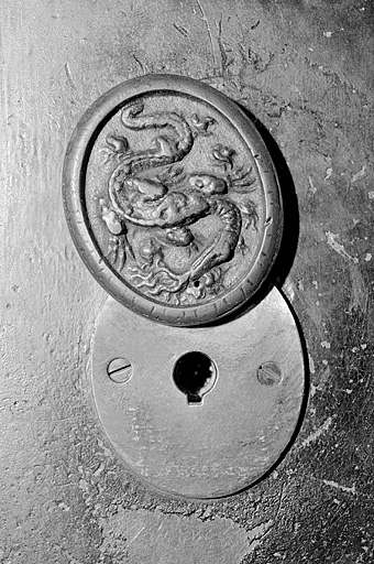 Cache-serrure ouvert. © Yves Sancey / Région Bourgogne-Franche-Comté, Inventaire du patrimoine - 2002