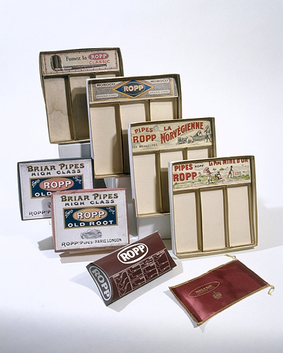 Ensemble de boîtes de présentation de pipes Ropp. © Yves Sancey / Région Bourgogne-Franche-Comté, Inventaire du patrimoine - 2002