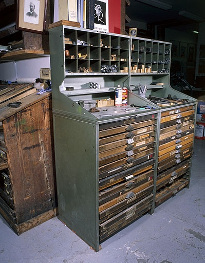 Deux rangs à pupitre et lingotiers. Ici composé d'une tôle formant un plan de travail incliné, le pupitre a été ôté. © Jérôme Mongreville / Région Bourgogne-Franche-Comté, Inventaire du patrimoine - 2002