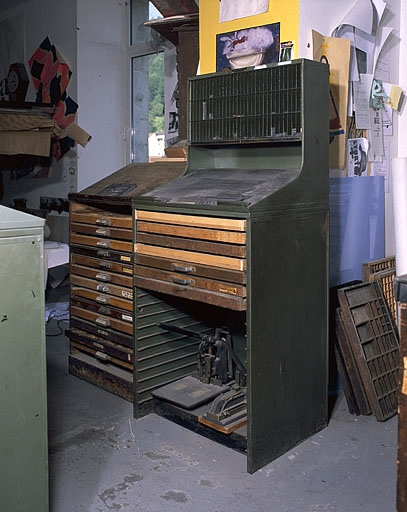 Rang à pupitre et interlignier. Ici composé d'une tôle formant un plan de travail incliné, le pupitre est en place. © Jérôme Mongreville / Région Bourgogne-Franche-Comté, Inventaire du patrimoine - 2002