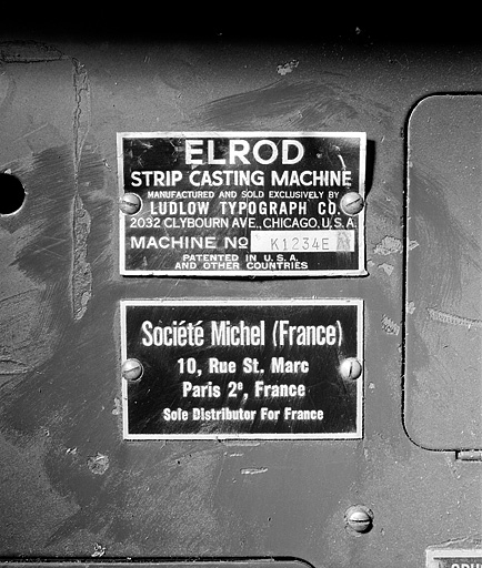 Plaques du constructeur et du revendeur. © Jérôme Mongreville / Région Bourgogne-Franche-Comté, Inventaire du patrimoine - 2002