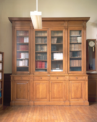 Vue d'ensemble d'une armoire-bibliothèque de la bibliothèque. © Jérôme Mongreville / Région Bourgogne-Franche-Comté, Inventaire du patrimoine - 2003