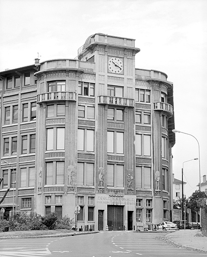 Vue d'ensemble du corps d'entrée et de l'horloge. © Yves Sancey / Région Bourgogne-Franche-Comté, Inventaire du patrimoine - 2003