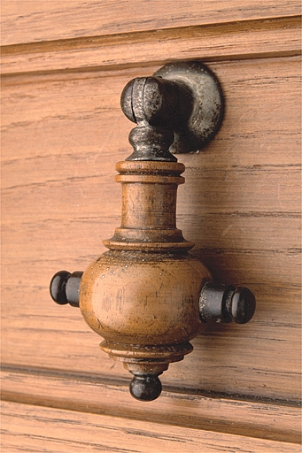 Poignée de tiroir d'une armoire-bibliothèque. © Jérôme Mongreville / Région Bourgogne-Franche-Comté, Inventaire du patrimoine - 2004