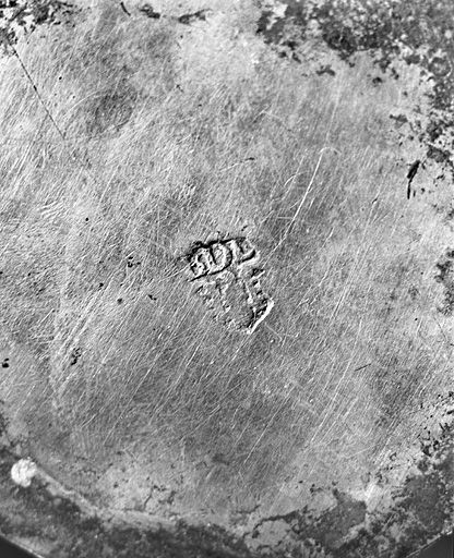 Détail : les poinçons sous le pied. © Yves Sancey / Région Bourgogne-Franche-Comté, Inventaire du patrimoine - 2004