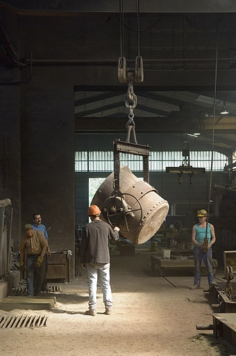 Préparation de la poche avant la coulée. © Jérôme Mongreville / Région Bourgogne-Franche-Comté, Inventaire du patrimoine - 2006