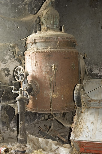 Atelier de distillation. Alambic Egrot et Grangé. © Jérôme Mongreville / Région Bourgogne-Franche-Comté, Inventaire du patrimoine - 2006