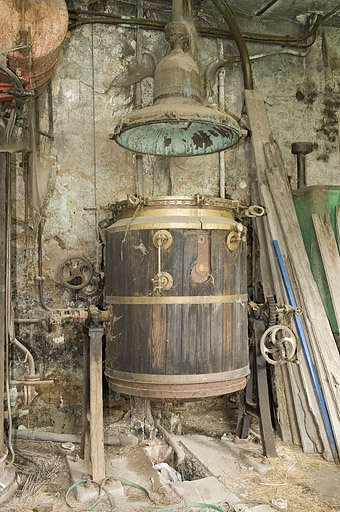 Atelier de distillation. Alambic Deroy Fils Aîné (mur nord). © Jérôme Mongreville / Région Bourgogne-Franche-Comté, Inventaire du patrimoine - 2006