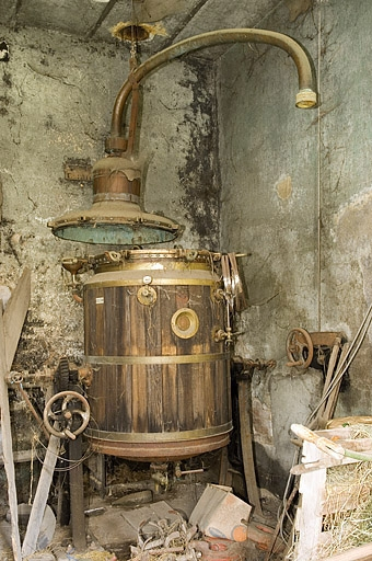 Atelier de distillation. Alambic Deroy Fils Aîné (angle sud-est). © Jérôme Mongreville / Région Bourgogne-Franche-Comté, Inventaire du patrimoine - 2006