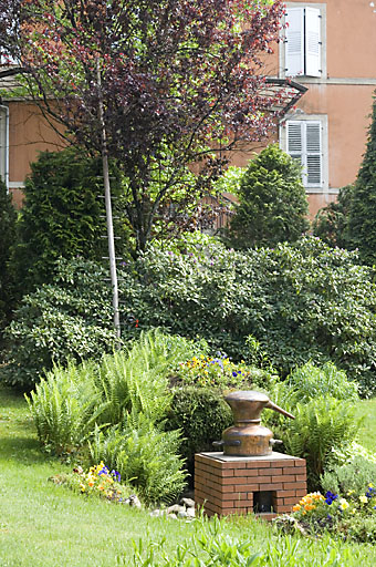 Cour de la distillerie. Pied de chèvre et alambic à feu nu. © Jérôme Mongreville / Région Bourgogne-Franche-Comté, Inventaire du patrimoine - 2007