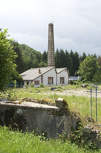 Atelier de réparation et cheminée depuis l'est. © Jérôme Mongreville / Région Bourgogne-Franche-Comté, Inventaire du patrimoine - 2007