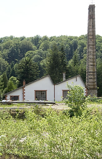 Atelier de réparation et cheminée depuis le nord. © Jérôme Mongreville / Région Bourgogne-Franche-Comté, Inventaire du patrimoine - 2007
