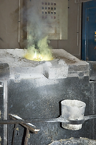 Four électrique. Bascule du four pour la coulée. © Jérôme Mongreville / Région Bourgogne-Franche-Comté, Inventaire du patrimoine - 2007