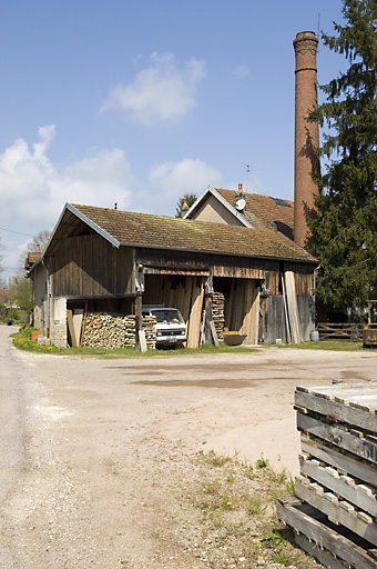 Atelier et cheminée de la scierie depuis le sud (cadrage vertical). © Jérôme Mongreville / Région Bourgogne-Franche-Comté, Inventaire du patrimoine - 2008