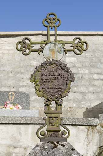 Détail : croix et épitaphe. © Jérôme Mongreville / Région Bourgogne-Franche-Comté, Inventaire du patrimoine - 2009